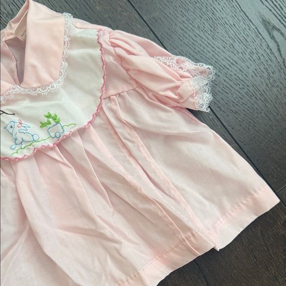 Pink Baby Two-Piece Dress Set with Embroidered Bib - Easter - Vintage 0-3 months - Picture 6 of 9